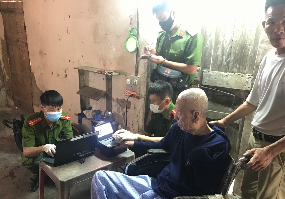 Công an quận Hải An: Thu nhận thông tin cấp CCCD gắn chíp điện tử lưu động cho 250 người già yếu, người tàn tật, gia đình chính sách